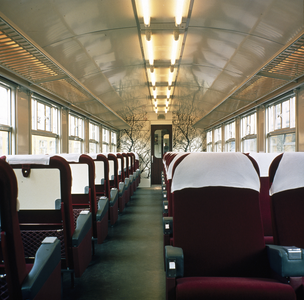 800045 Interieur van het electrische treinstel nr. 1970 (Mat. 1954, plan P) van de N.S.: Ak-rijtuig (proefinterieur 1e ...